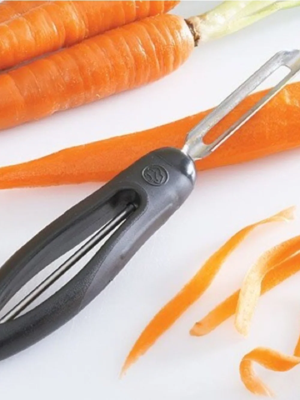 Pampered Chef Retired Vegetable Peeler — EUC